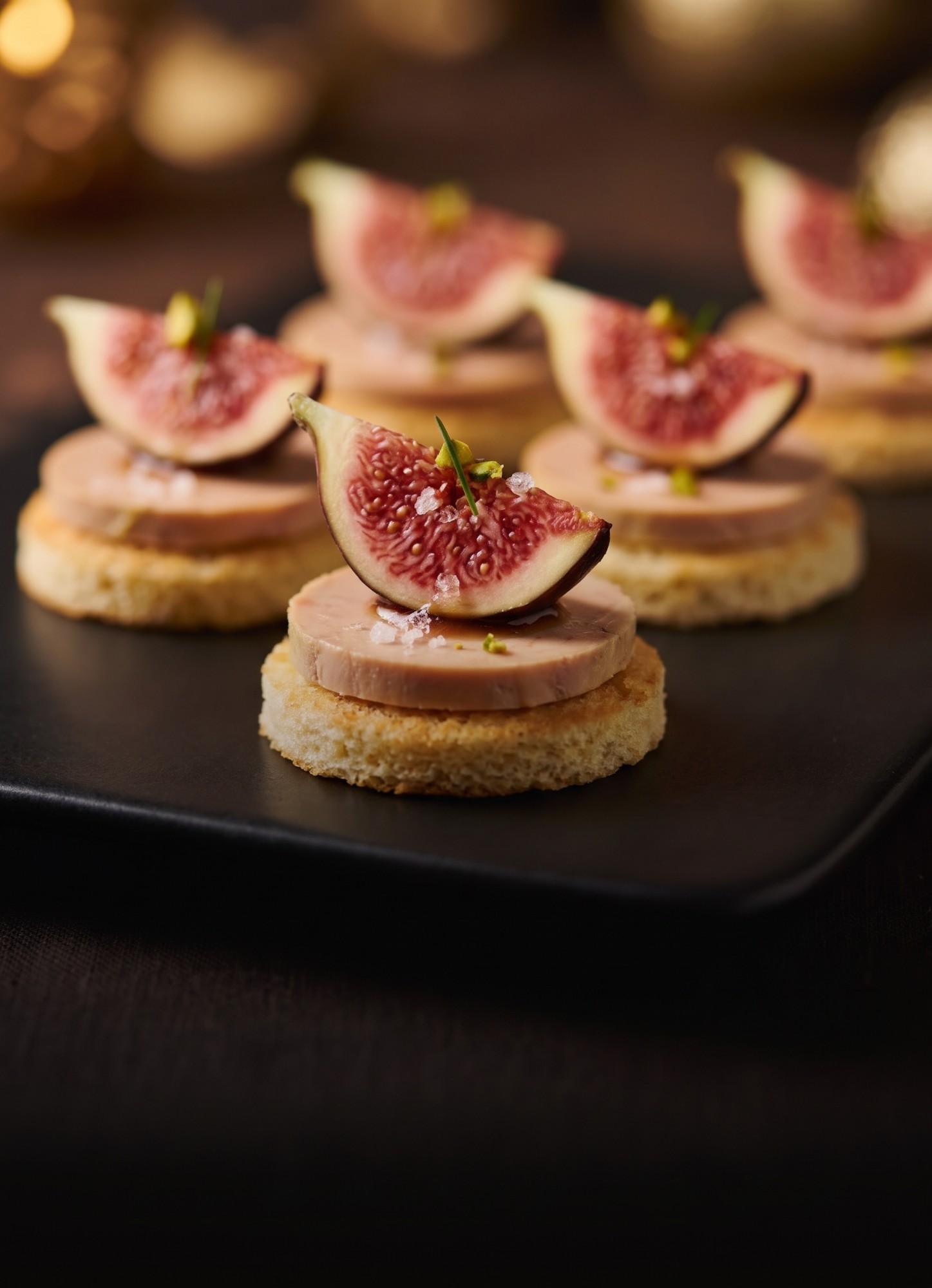 Canapés au foie gras et figue fraîche sur pain brioché, cocktail de Noël Maison Alexandre