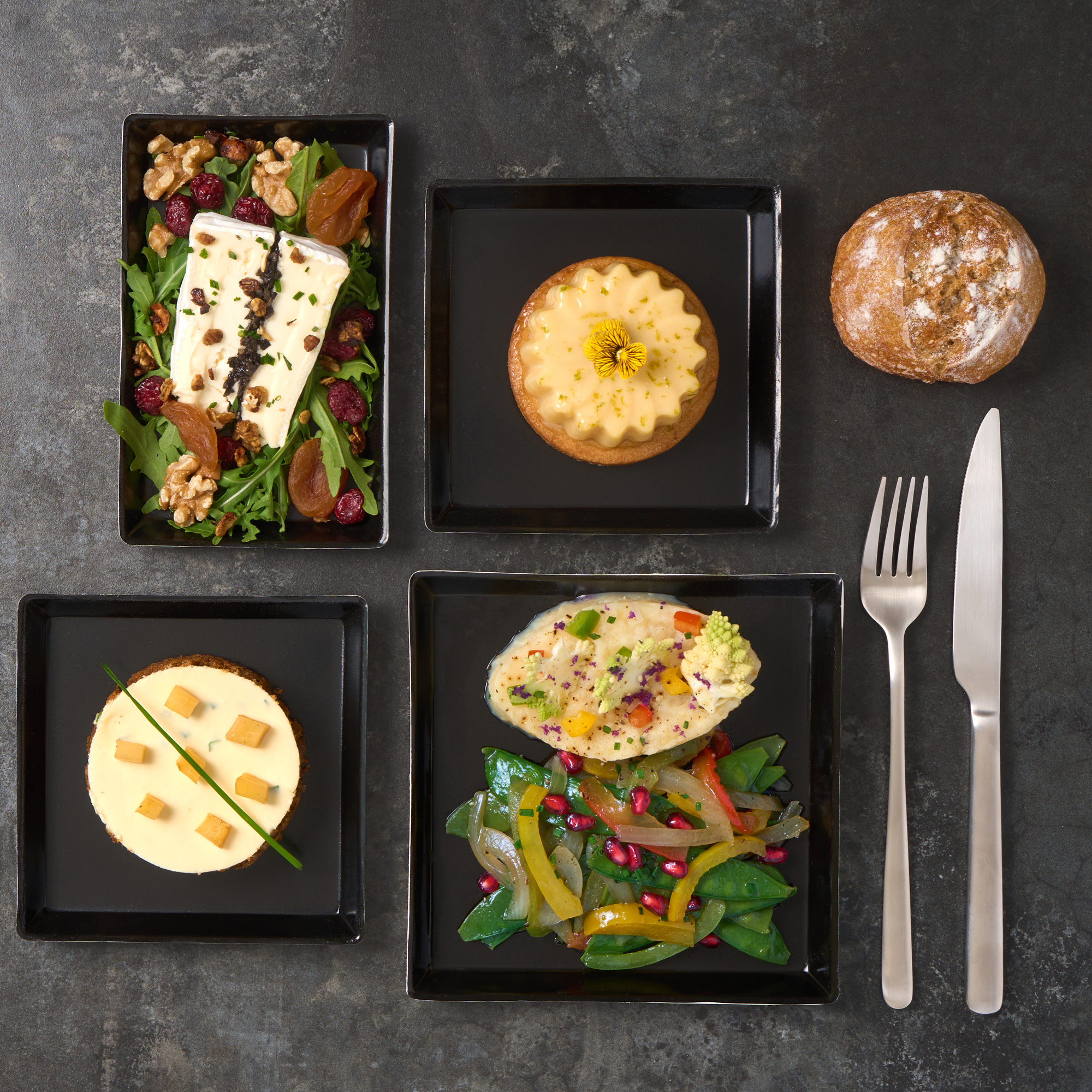 Plateau repas végétarien, cheesecake salé et céleri-rave, gamme Black box Edition — Maison Alexandre