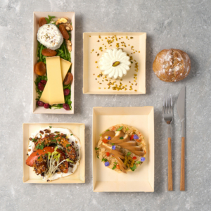 Plateau repas végétarien, riz sauté et œuf mariné